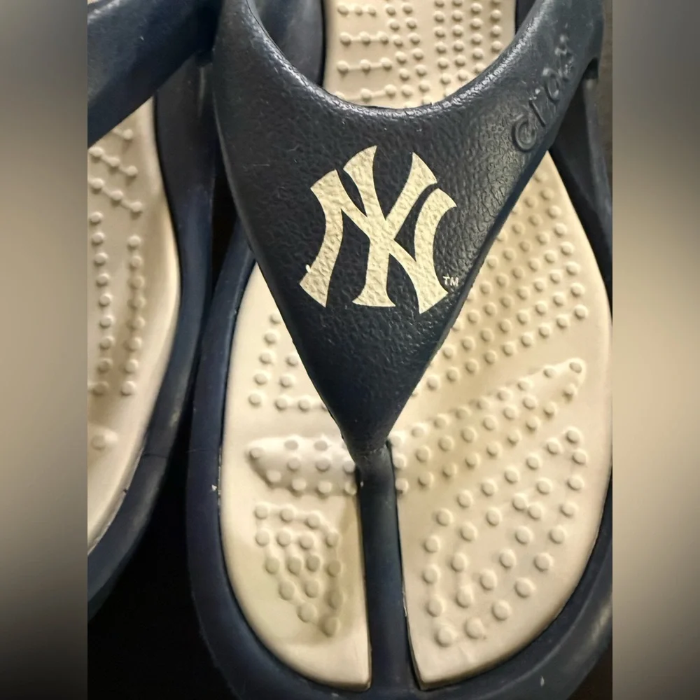 Men’s NY Yankees CROCS Flip Flop Sandals Navy/White